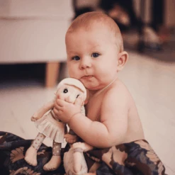 Rubens Barn Muñeca Lily - Mini Ecobuds -Tienda De Juguetes Para Niños rubens barn muneca lily mini ecobuds a359768 4